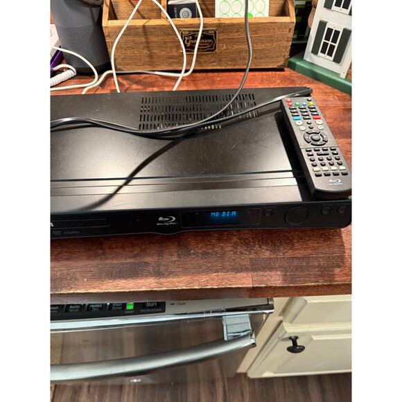 RCA RTB1023 Blu-Ray All-in-One Home Theater Player with Remote - Picture 1 of 10